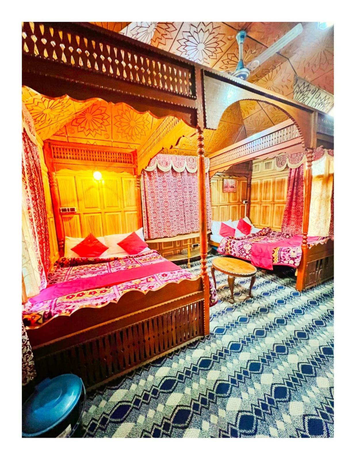 Mossess Group Of Houseboats Hotel ศรีนาการ์ ภายนอก รูปภาพ