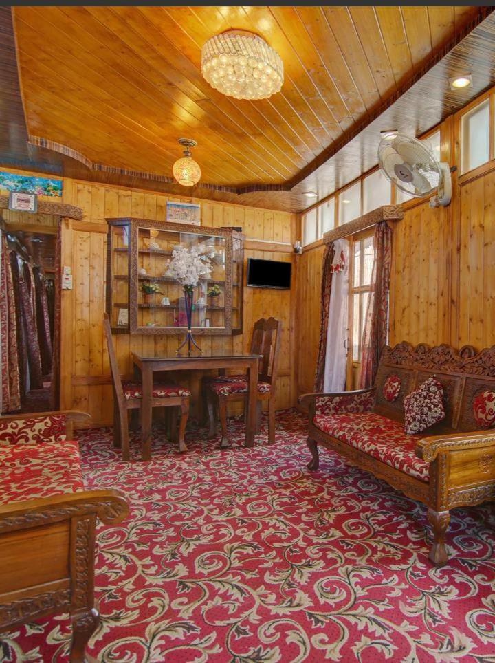 Mossess Group Of Houseboats Hotel ศรีนาการ์ ภายนอก รูปภาพ